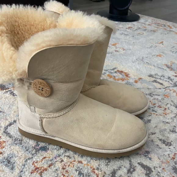 Bailey Button UGG - Picture 1 of 3